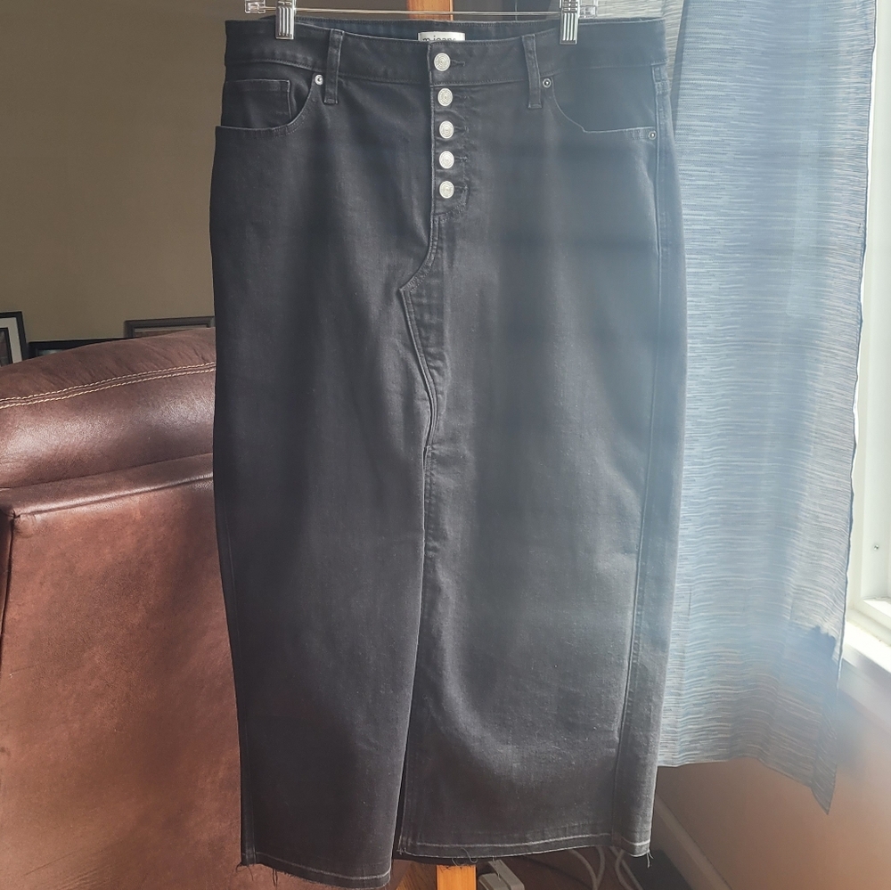 Maurices Black Denim Skirt stretchy and comfy front split - Picture 6 of 12